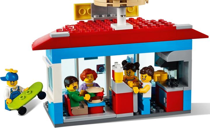 Actual product image LEGO City square (60271, LEGO City)