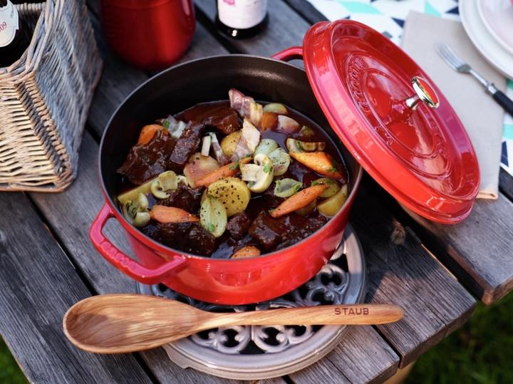 Actual product image Staub Cocotte 30cm, rund, Kirsch-Rot, Gusseisen 8.35l (30 cm, Casserole + Stewpot, Cast iron)