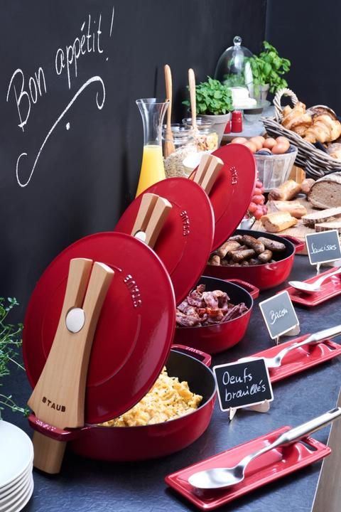 Actual product image Staub Schmorpfanne Chistera 24cm, Kirsch-Rot, Gusseisen (24 cm, Casserole + Stewpot, Cast iron)