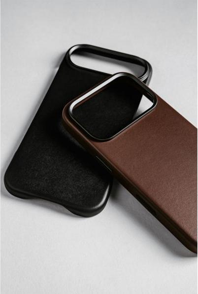 Actual product image Nomad Traditionelle Lederhülle - Lederhülle für iPhone Pro, Horween-Leder (Apple iPhone 17 Pro)