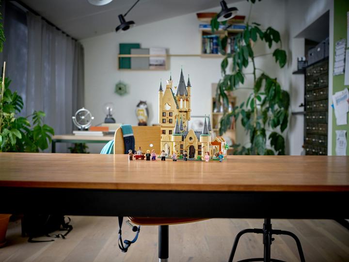 Actual product image LEGO Astronomy Tower at Hogwarts Castle (75969, LEGO Harry Potter, LEGO Rare Sets)
