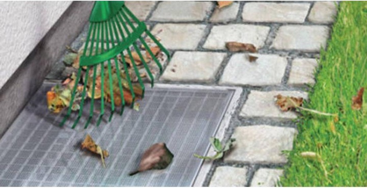 Produktbild tesa Insektenschutz Lichtschachtgitter aus Edelstahl, für Keller Fenstergitter, rostfrei (60 x 135 cm)