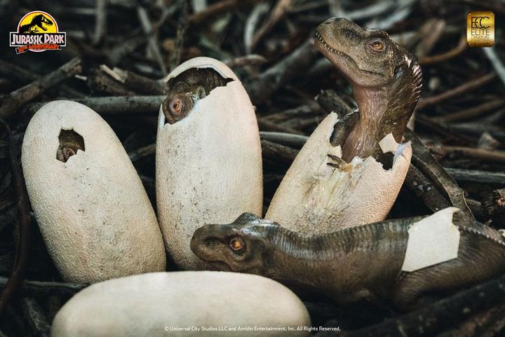 Produktbild ECC Jurassic Park “Hatching T-Rex” Statue
