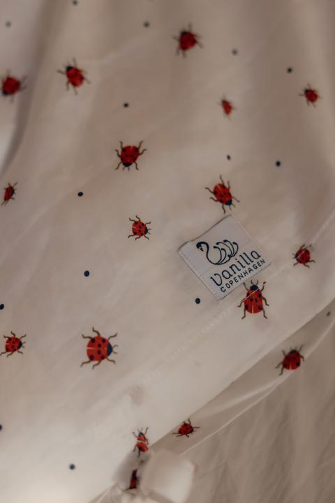 Actual product image Copenhagen Vanilla - Bedding Baby - Lady Lovebug - Milk - 70 x 100 cm, 40 x 45 cm (BEDB1224) (100 x 140 cm, 40 x 45 cm)