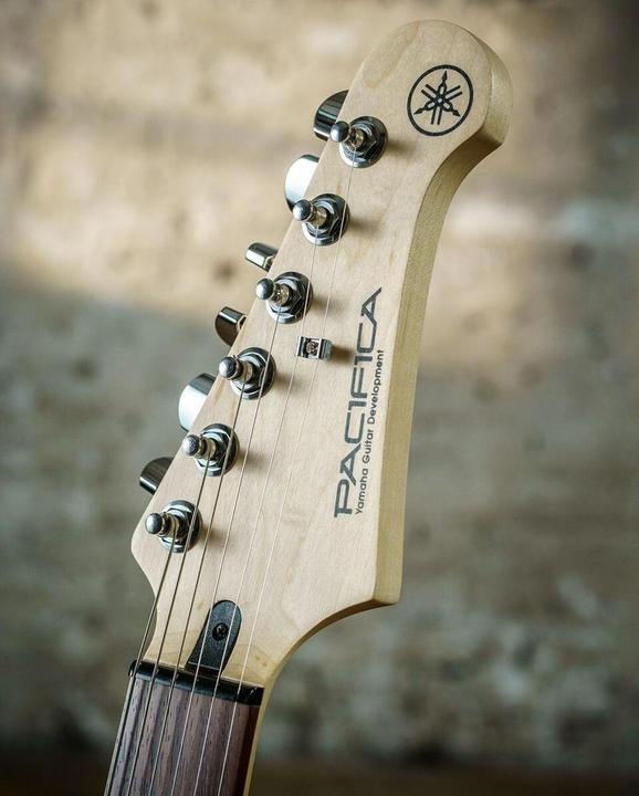 Produktbild Yamaha PAC112J 6-saitige E-Gitarre Schwarz (E-Gitarre)