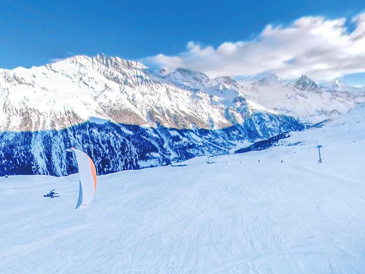 Produktbild Smartbox Paragliding Nervenkitzel: 1 adrenalingeladener Flug über das Barrhorn mit Video-Souvenir (2 Pers.)