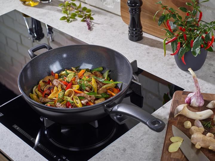 Produktbild Fissler Ceratal Comfort Wokpan, 32cm orbit black (Aluminium, 32 x 10.50 cm)