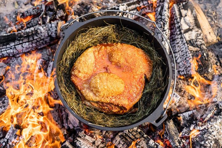 Produktbild Outdoorchef Dutch Oven 04 - 3,8 Liter - inkl. Starterset mit Gusseisen-Pflege, Ringreiniger, Deckelh