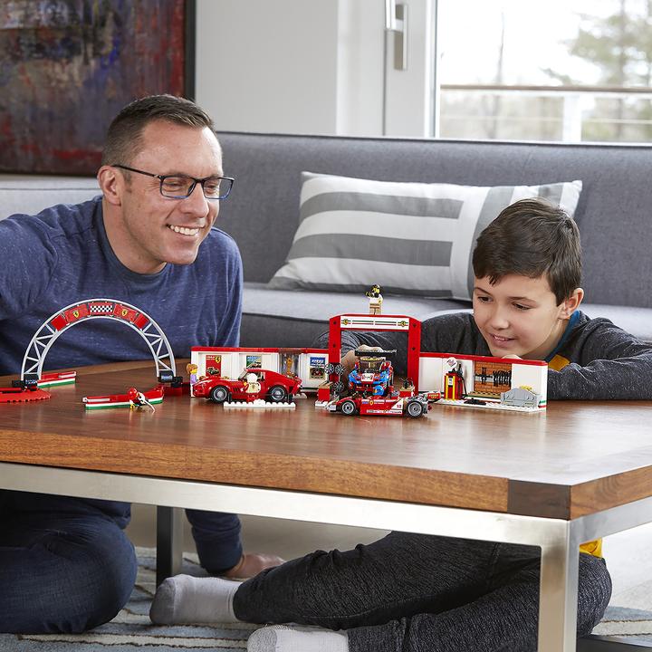 Actual product image LEGO Ferrari Ultimate Garage (75889, LEGO Speed Champions)