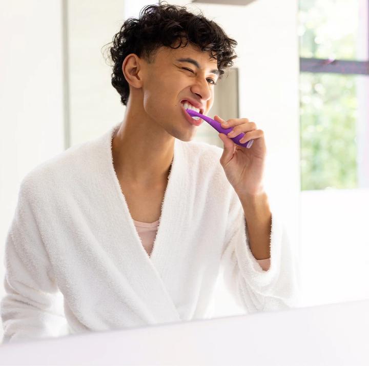 Actual product image Foreo issa™ 4 (Electric Toothbrush, Enchanted Violet, 1 unit)