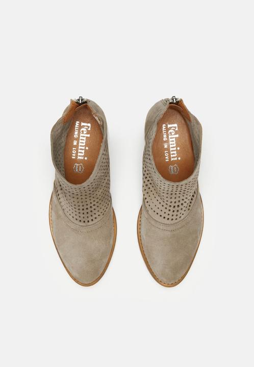 Produktbild Felmini Die Felmini-Stiefelette aus weichem Leder, besticht durch ihr schönes Stanzmuster. Diese Stiefelette (37)