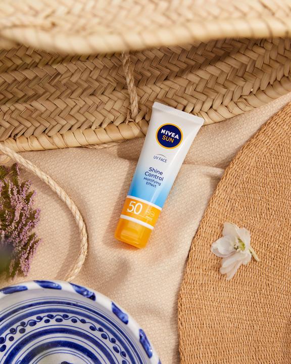 Immagine prodotto NIVEA Sun UV Face Shine Control (Crema solare viso, SPF 50, 50 ml, 69 g)