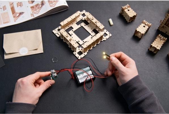 Produktbild Ugears LE PHARE D'ALEXANDRIE 340PCS (FR-DE-EN-POL-ES-UKR)