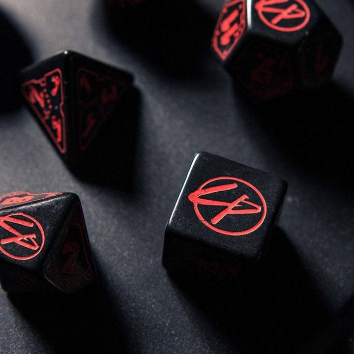Produktbild Q Workshop SCPU06 - Cyberpunk Red Würfelset - Blut über Chrom (7 Teile)