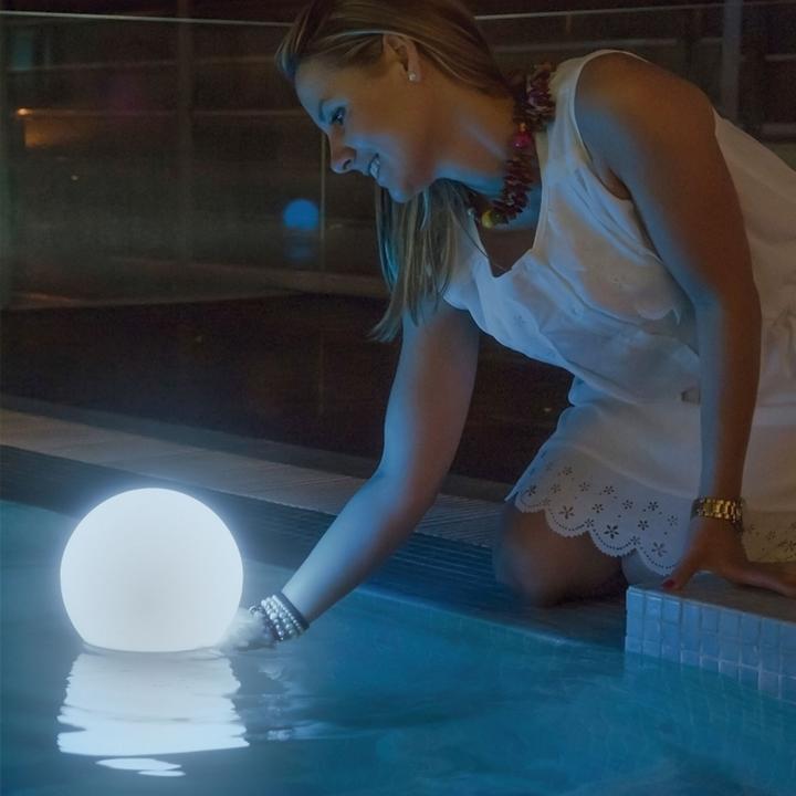 Productafbeelding Newgarden BULLY 30 LED drijvende RGB zwembadverlichting 30cm voor zwembad + afstandsbediening, batterij binnen (45 lm, IP68)