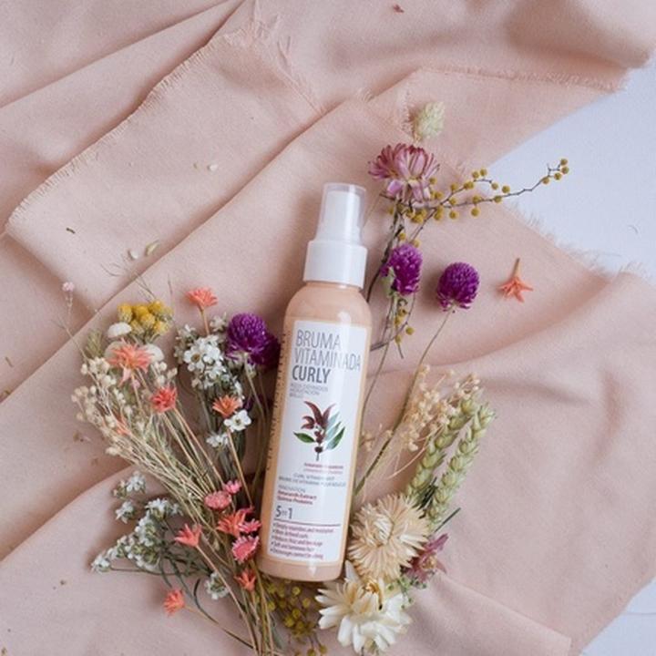 Produktbild Clearé Institute Curly Vitamin Mist spendet Feuchtigkeit und definiert Locken 125ml (125 ml)