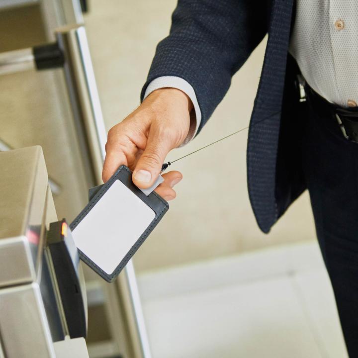 Actual product image Europel Badge holder with yoyo and carabiner, round, black