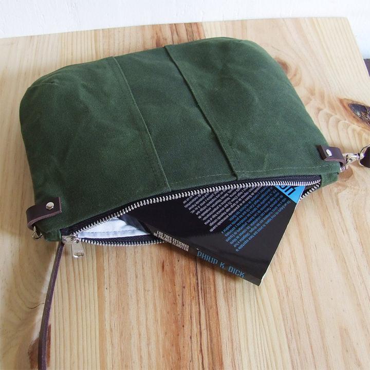 Immagine prodotto Only-Bags.Store Piccola borsa a tracolla in tela cerata verde con zip e tracolla in pelle