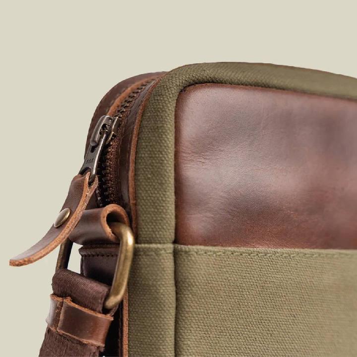 Immagine prodotto Buckle & Seam Canvas Crossbody Bag Runner Grün/Blau