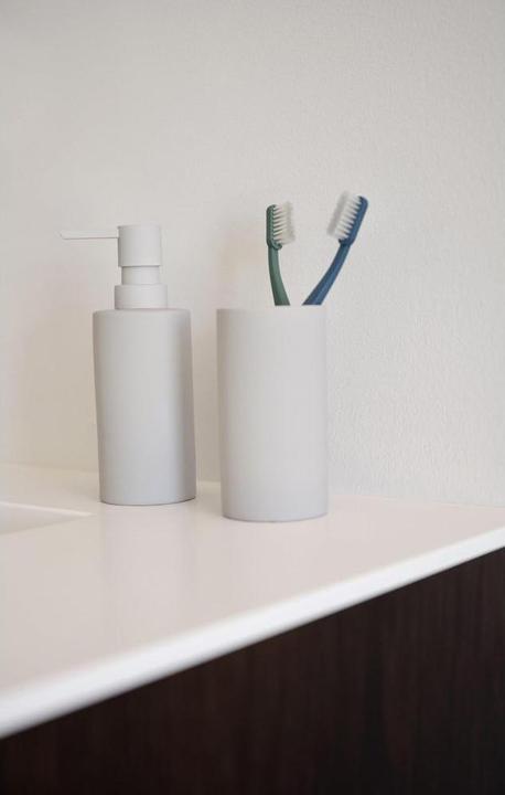 Actual product image Zone Denmark Zahnputzbecher Solo Hellgrau, Detailfarbe: Hellgrau (7.5 x 7.5 x 13 cm)