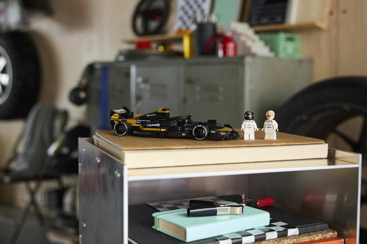 Produktbild LEGO APXGP Team Race Car aus F1® Der Film (77252)