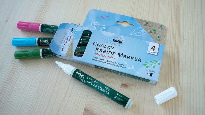 Image du produit Kreul Marqueurs craie Chalky, Medium, lot de 4 Décorations de fenêtre (Blanche Neige, bleu nordique, Cozy Red, Rosemary Green, 4 mm, 4 x)