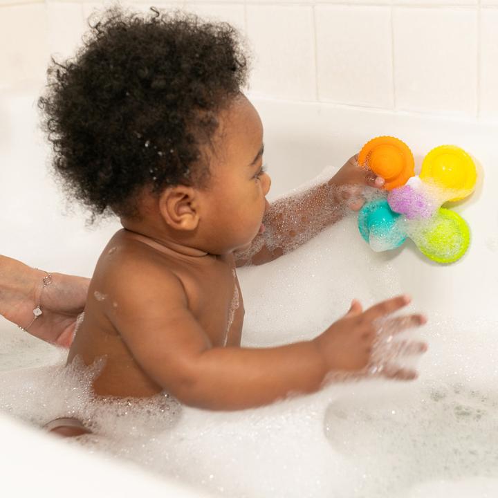 Actual product image Infantino Spinner-Badespielzeug aus Silikon mit Saugnapf, ab 6 Monate, Mehrfarbig, 3er-Set