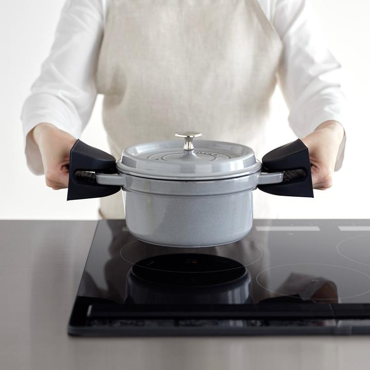 Actual product image Yamazaki Magnetic silicone potholders (set of 2) TOWER (Plastic)