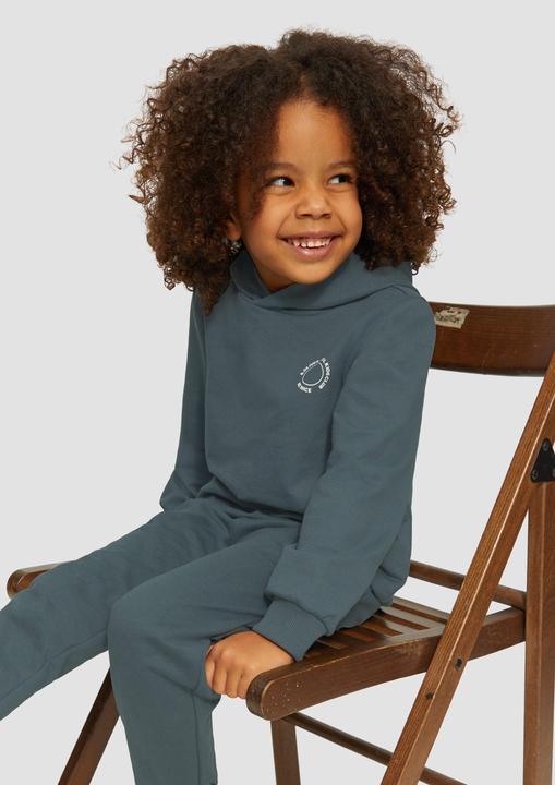 Actual product image S.Oliver Sweatshirt Unisex Kapuzen-Sweatshirt mit Rippbündchen und kleinem Print-Detail (104, 110)