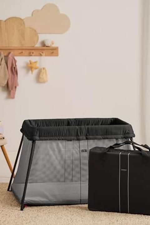 Actual product image BabyBjörn Travel Crib Light with fitted sheet (60 x 105 cm)