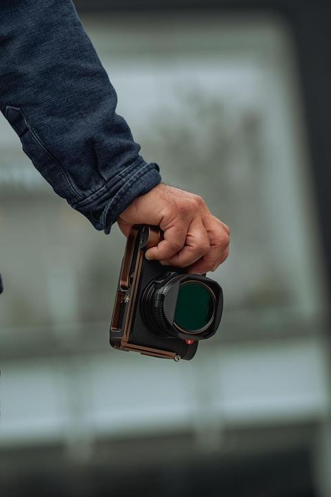 Immagine prodotto PolarPro MagFlip Hood - 28mm + 43mm - Leica Q3 - Black (LQ3-HOOD-BLK)