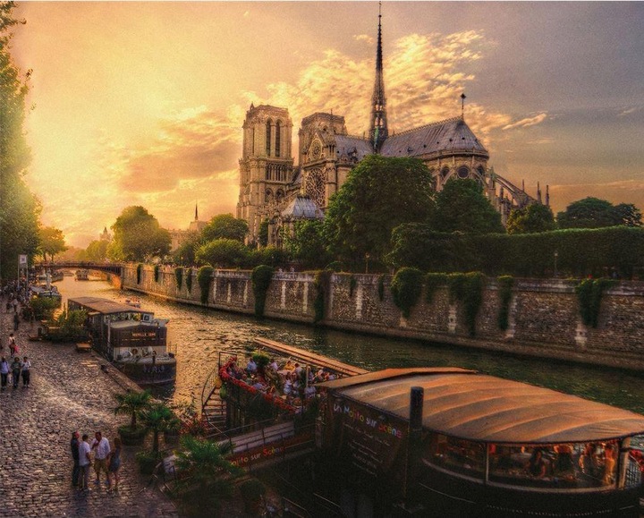 Produktbild Pyramid Cathedrale Notre-Dame De Paris Canvas Print (50 x 40 cm)