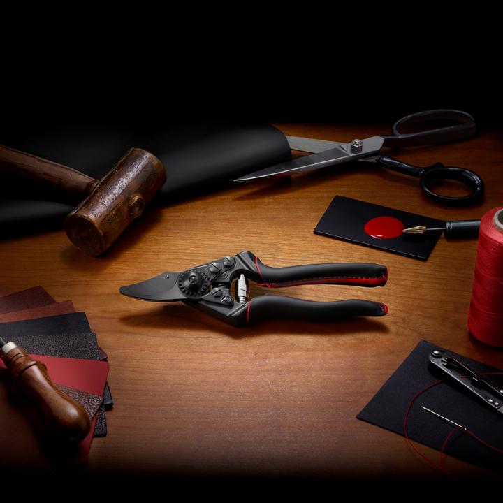 Produktbild Felco 6 Premium Gartenschere für mittelgrosse Hände, für Rechtshänder