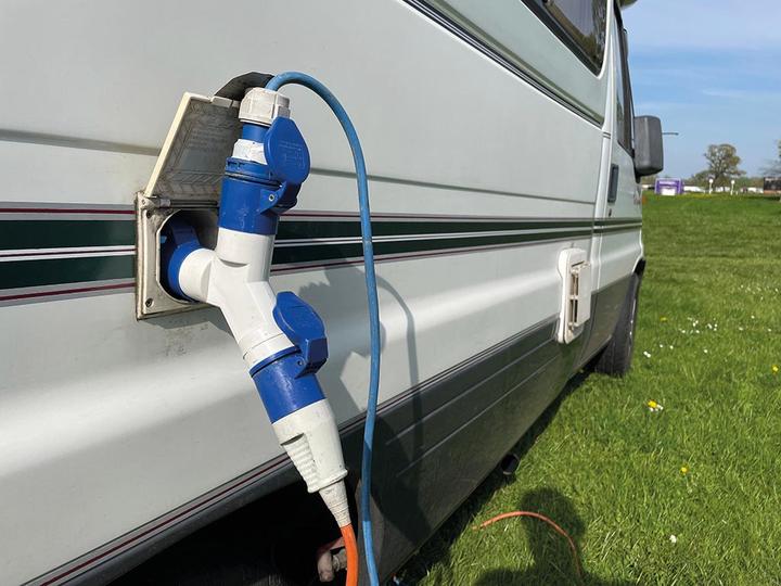 Produktbild Velleman KABEL - SCHUKO-STECKER AUF CEE-KUPPLUNG - 3 m (3 m, CEE)