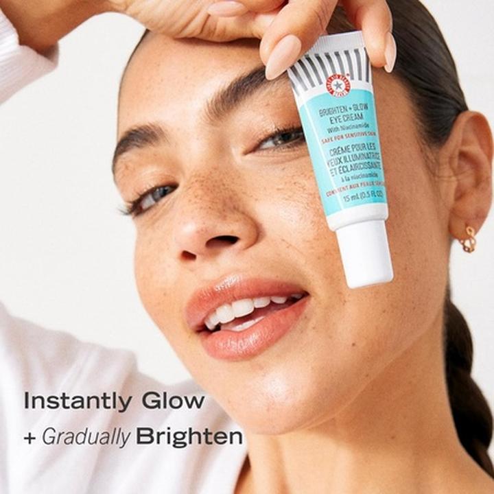 Produktbild First Aid Beauty Brighten + Glow Illuminating Eye Cream for Dark Circles (Augenpflege Crème, 15 ml, Tag)