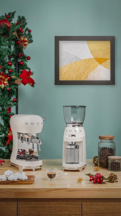 Actual product image Smeg ECF02CREU