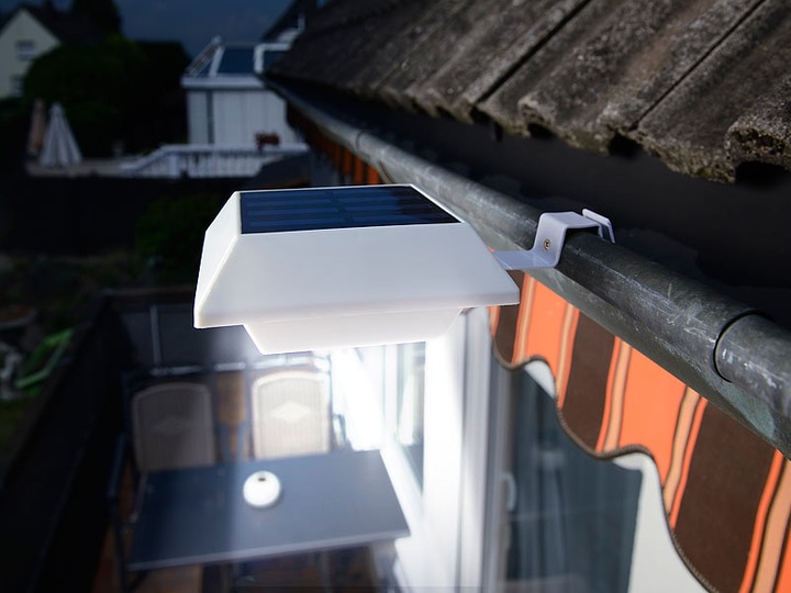 Produktbild Lunartec 2er-Set Solar-LED-Dachrinnenleuchten (20 lm, IP44)