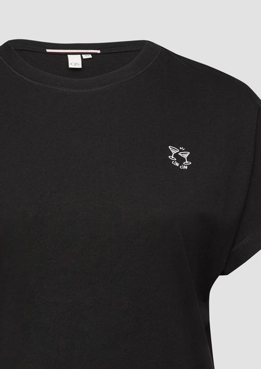 Actual product image S.Oliver T-Shirt lässiges Shirt mit angeschnittener Schulter und kleiner Stickerei (50)