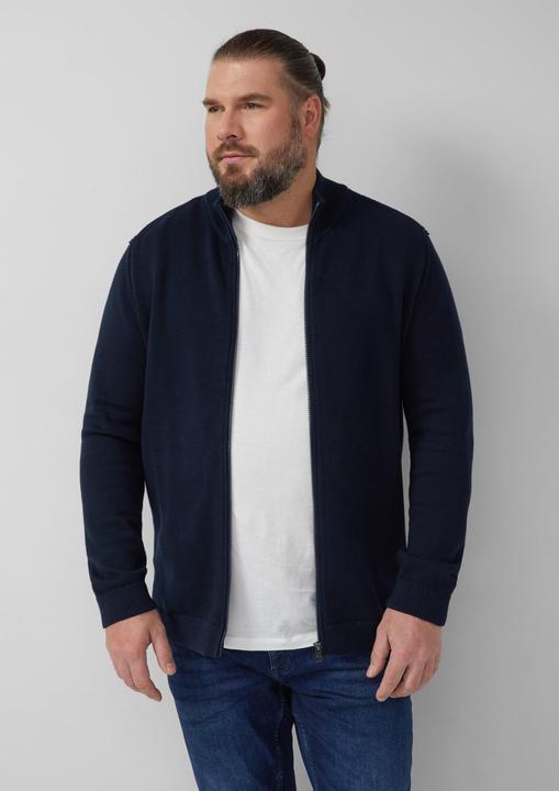 Produktbild s.Oliver Strickjacke Baumwoll-Strickjacke mit Stehkragen und Logo-Patch (4XL)