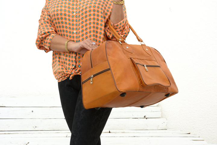 Produktbild Only-Bags.Store Camel Leder Reisetasche für Männer & Frauen, Weekender Overnight Duffel Gepäck Lederhandtasche
