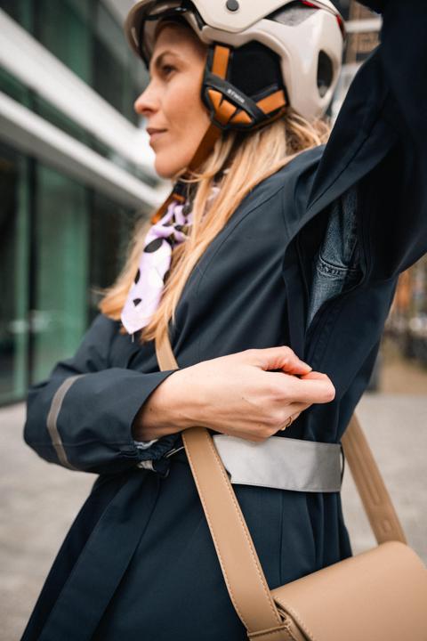 Produktbild Btwin Regentrenchcoat City 940 wasserdicht Damen marineblau (S)