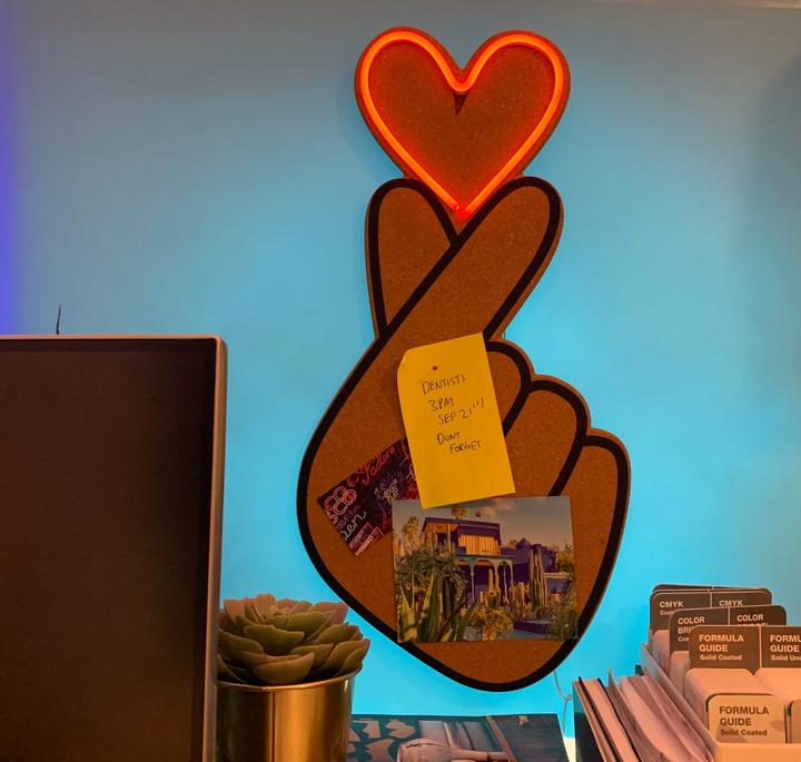 Immagine prodotto Locomocean Lavagna a LED in sughero - Cuore a forma di dito (Bacheca)