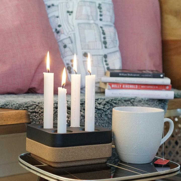 Produktbild Born in Sweden Geschenkset Fyran: Kerzenständer aus recyceltem Aluminium und Kork