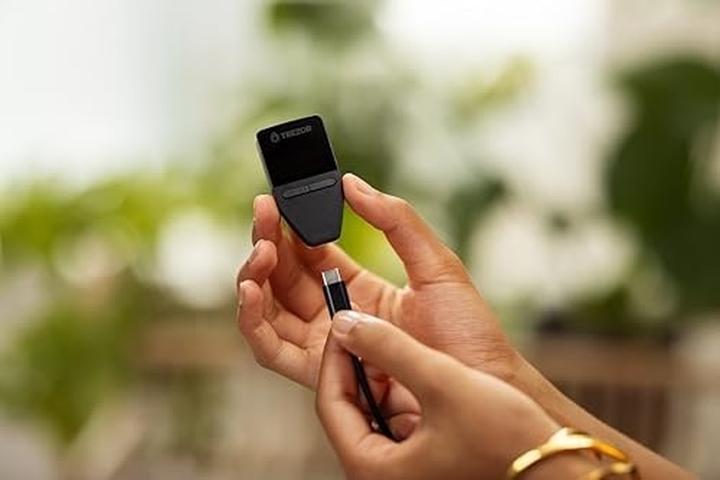 Produktbild Trezor Safe 3 - Stellar Silver (Bitcoin, Cardano, Ethereum Classic)