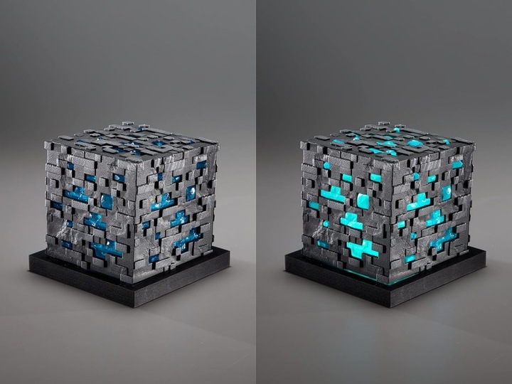 Actual product image Noble Collection Minecraft Replica Illuminating Diamond Ore Cube 10 cm