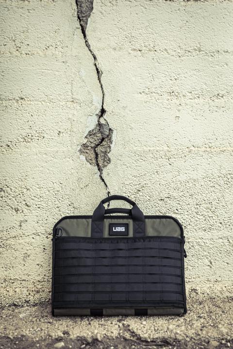 Actual product image UAG Slim Brief (13 Inch) (13", Universal)