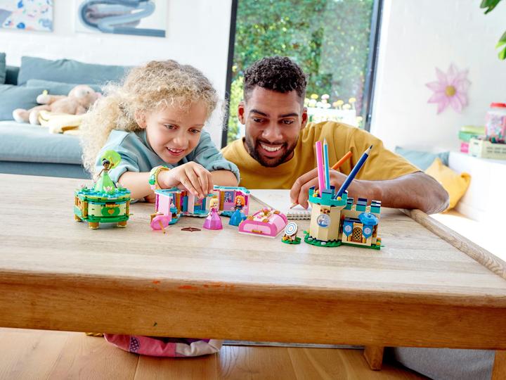 Actual product image LEGO Aurora's, Merida's and Tiana's magic works (43203, LEGO Disney)