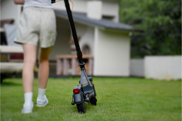 Produktbild Xiaomi Electric Scooter 6 Lite Swiss Edition (20 km/h, 25 km, 300 W)