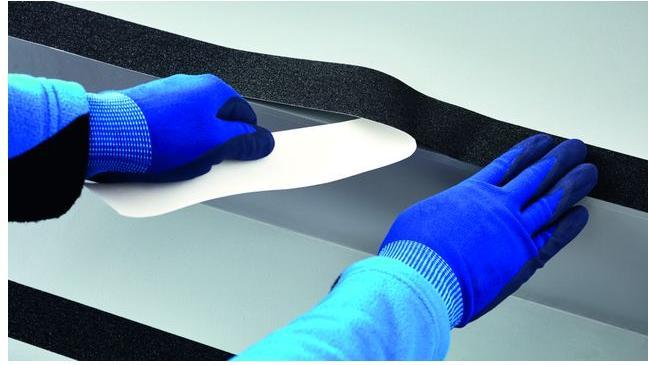 Produktbild tesa Anti-Rutsch Klebeband extra stark,18x50mm, schwarz (50 mm)