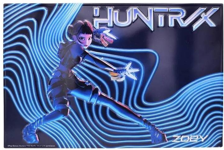 Image du produit Moriarty Art Project Metal plate - KPop Demon Hunters - Zoey, Huntrix (60.96 x 91.44 cm)